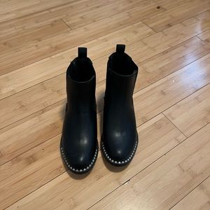 Women’s size 5 Chelsea booties